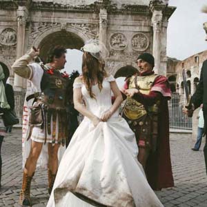 Costantino’ s arch on piazza del Colosseo, gladiators with spouses. Foto di matrimonio a Roma, i gladiatori